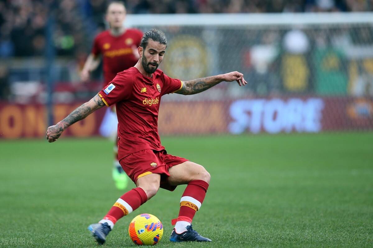  皇家社会训练开放日；赛前内部沟通引欢呼；欧冠在即；医务组通报恢复