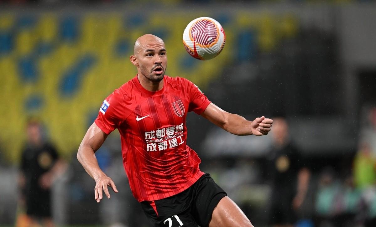 包含国际比赛日成都蓉城调整名单以备NBA季后赛；调整名单环节打磨；媒体盛赞；阵容厚度经受考验的词条