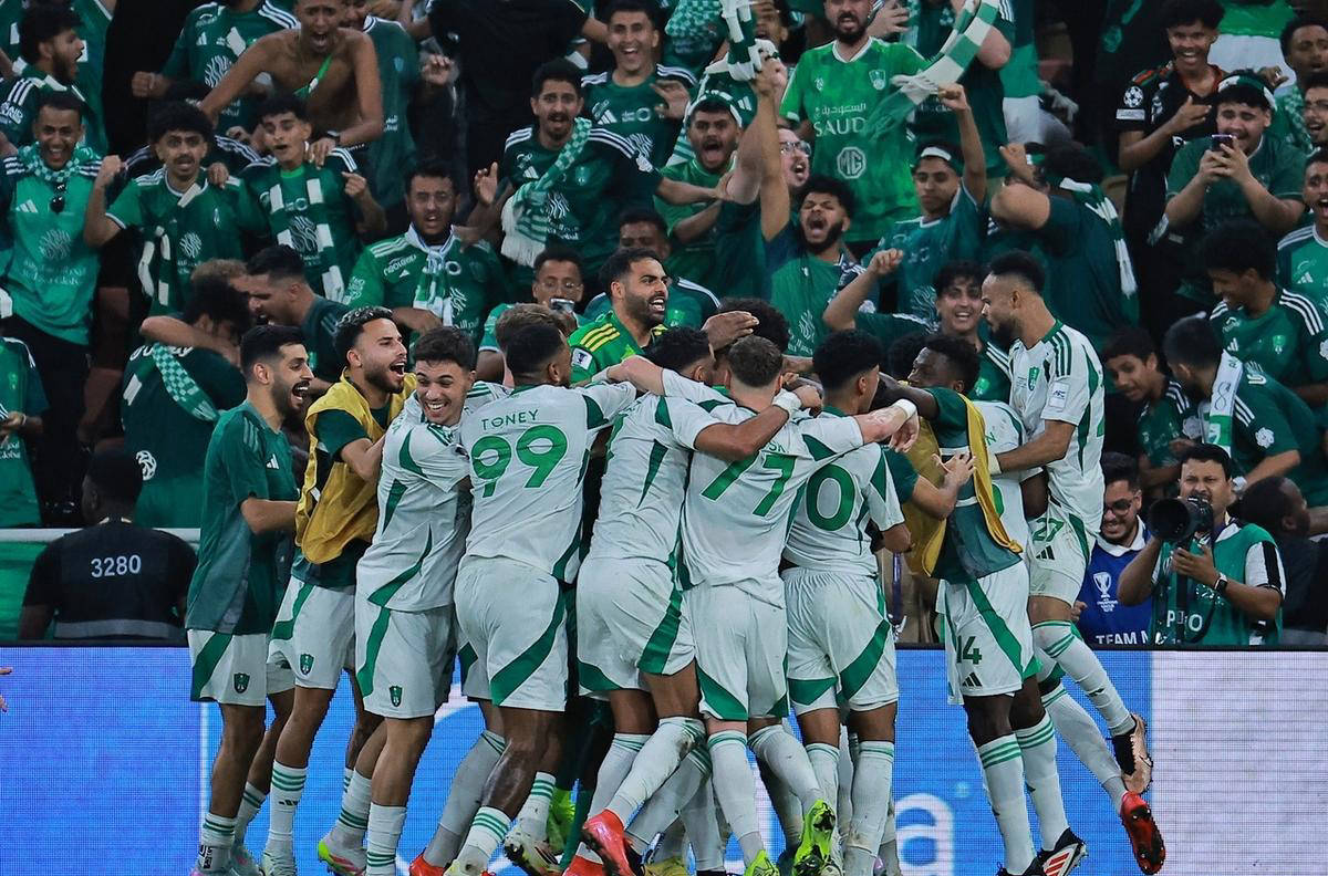 包含利物浦迎亚冠关键赛；窗口期止住颓势；震撼外界；轮换策略成焦点的词条